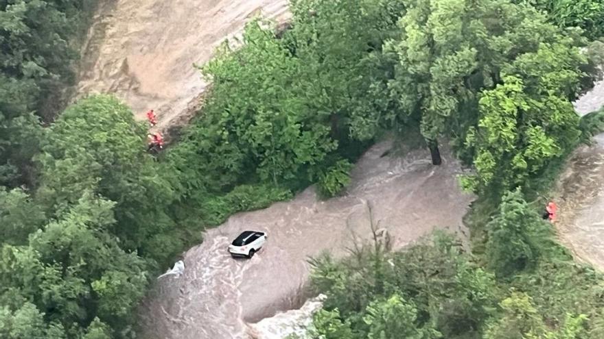 Una forta tempesta deixa 91,4 l/m2 al Berguedà, un cotxe arrossegat a Olvan i provoca risc d&#039;inundacions al Llobregat