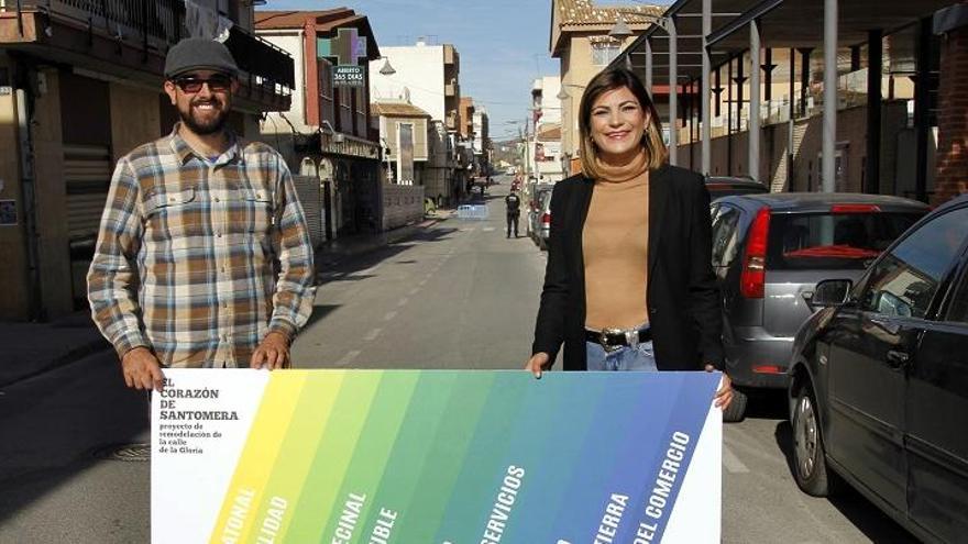 La alcaldesa y el edil de Urbanismo presentaron ayer el proyecto de remodelación del centro.