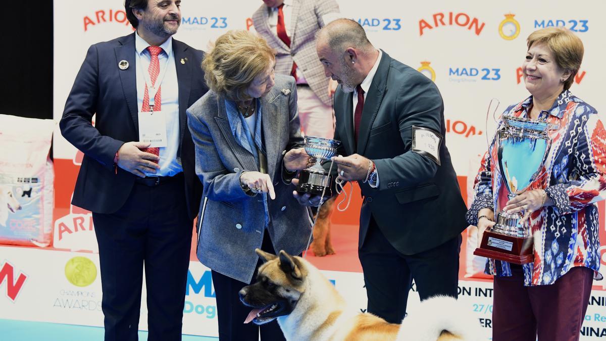La reina Sofía entrega el premio al mejor perro de la feria de mascotas de Madrid.