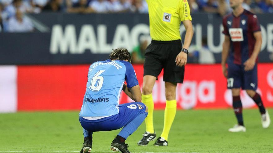 Kuzmanovic, en una acción durante un partido de esta temporada, en la que el Málaga CF aún no sabe lo que es ir ganando.