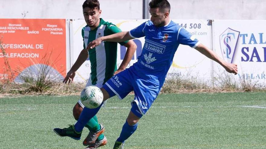 Héctor Antón pelea por un balón.