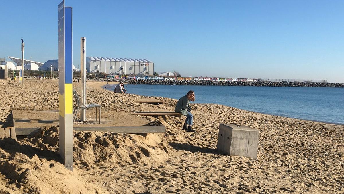 La playa de Llevant, en Barcelona, sin arena en la zona de duchas tras el temporal