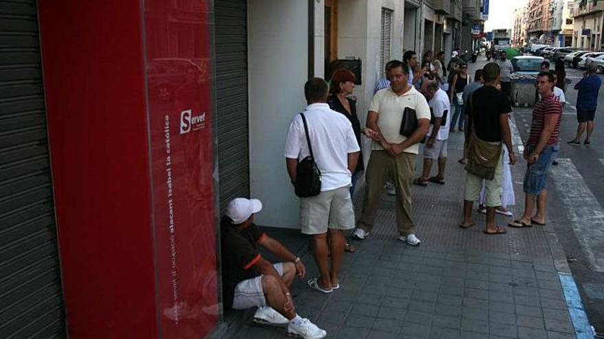 Ciudadanos esperan en una oficina del Servef en una imagen del año pasado