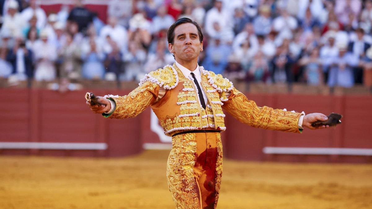 Juan Ortega muestra las dos orejas conseguidas este lunes en la feria de Abril de Sevilla.
