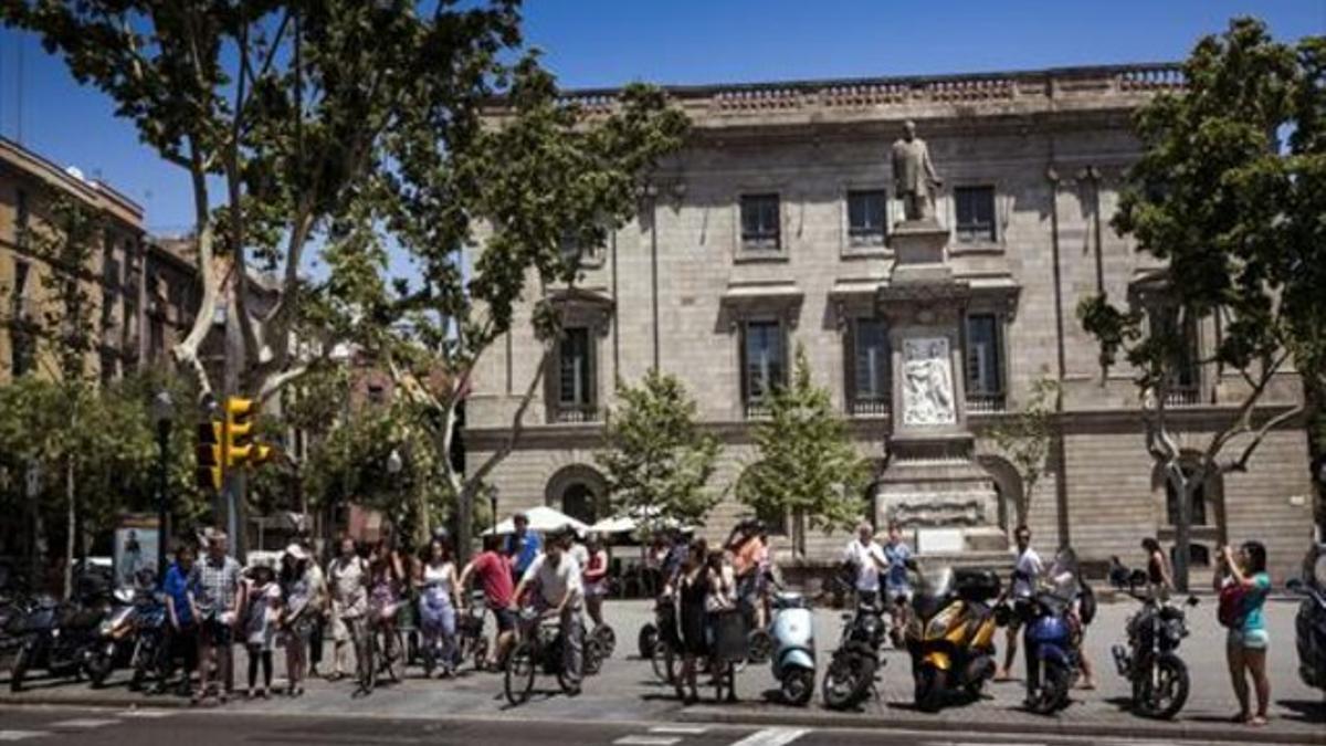 Imagen de la plaza dedicada a Antonio López y López, con una estatua en su honor, en el distrito de Ciutat Vella.