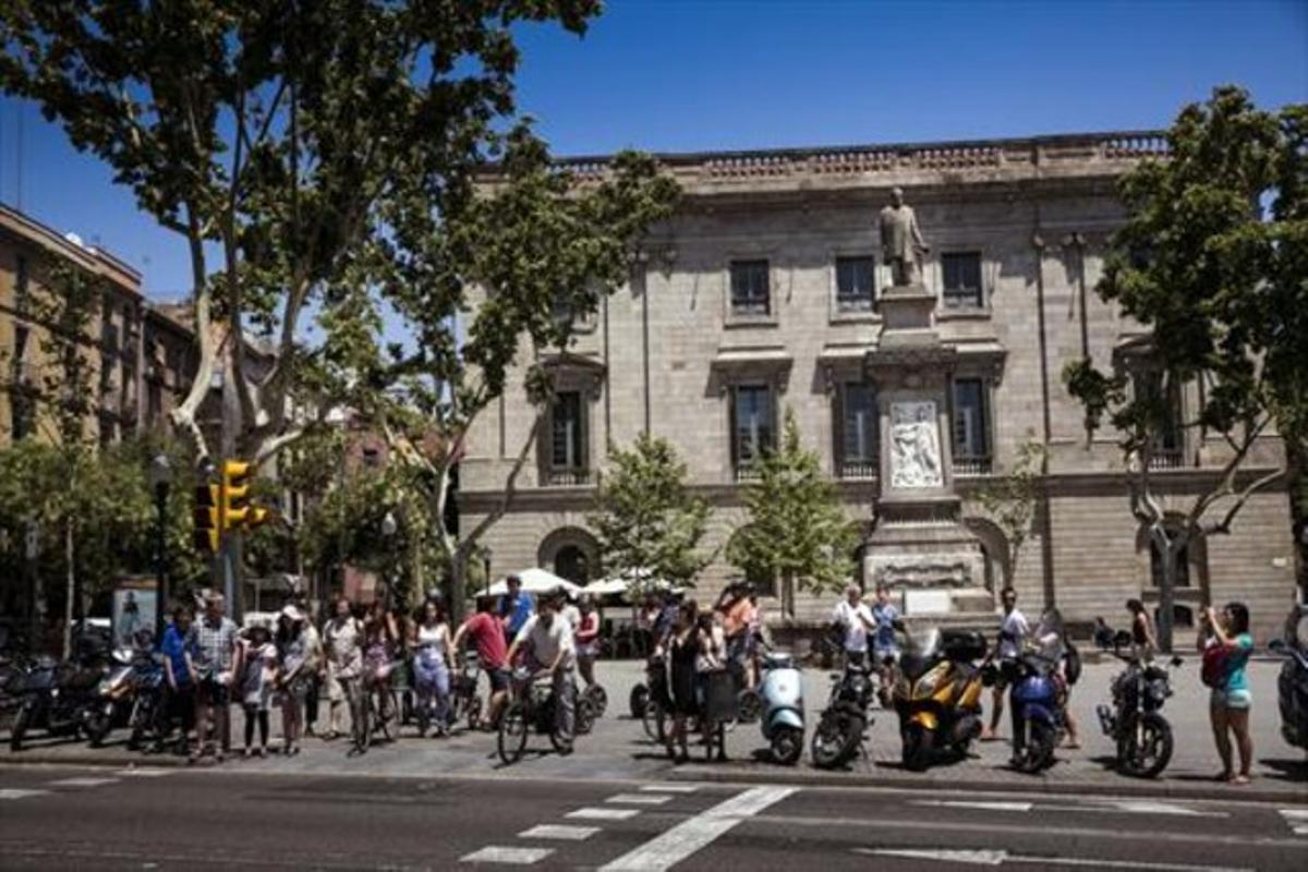 Imatge de la plaça dedicada a Antonio López i López, amb una estàtua en honor seu, al districte de Ciutat Vella.