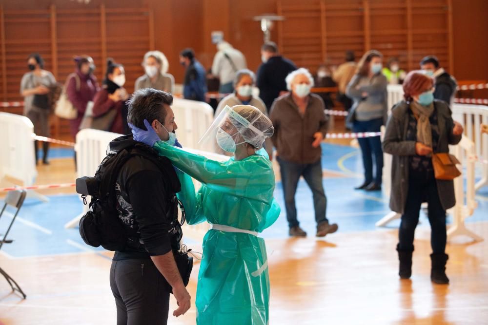 El pabellón municipal acoge hasta el lunes la recogida masiva de muestras