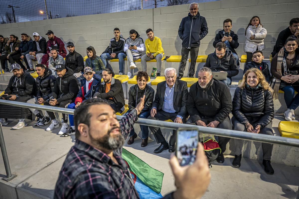 El candidato de ERC en Barcelona, Ernest Maragall, entre el público de un partido de la Kings League Gipsy. 