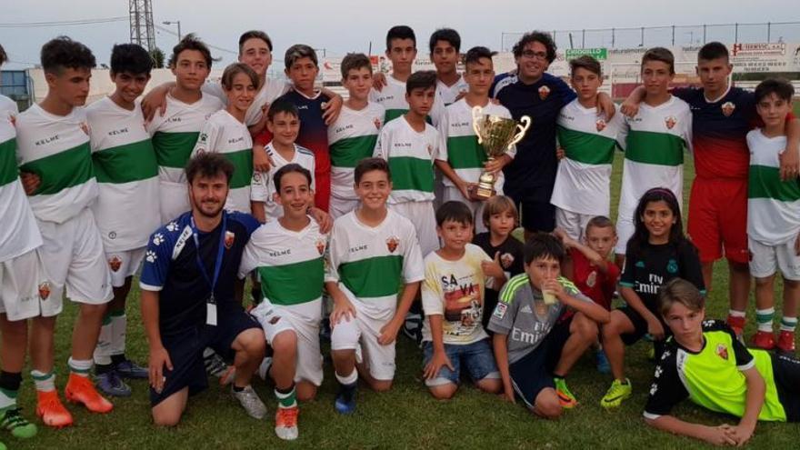 El equipo ilicitano con el trofeo del Torneo &quot;Ciudad de Totana&quot;