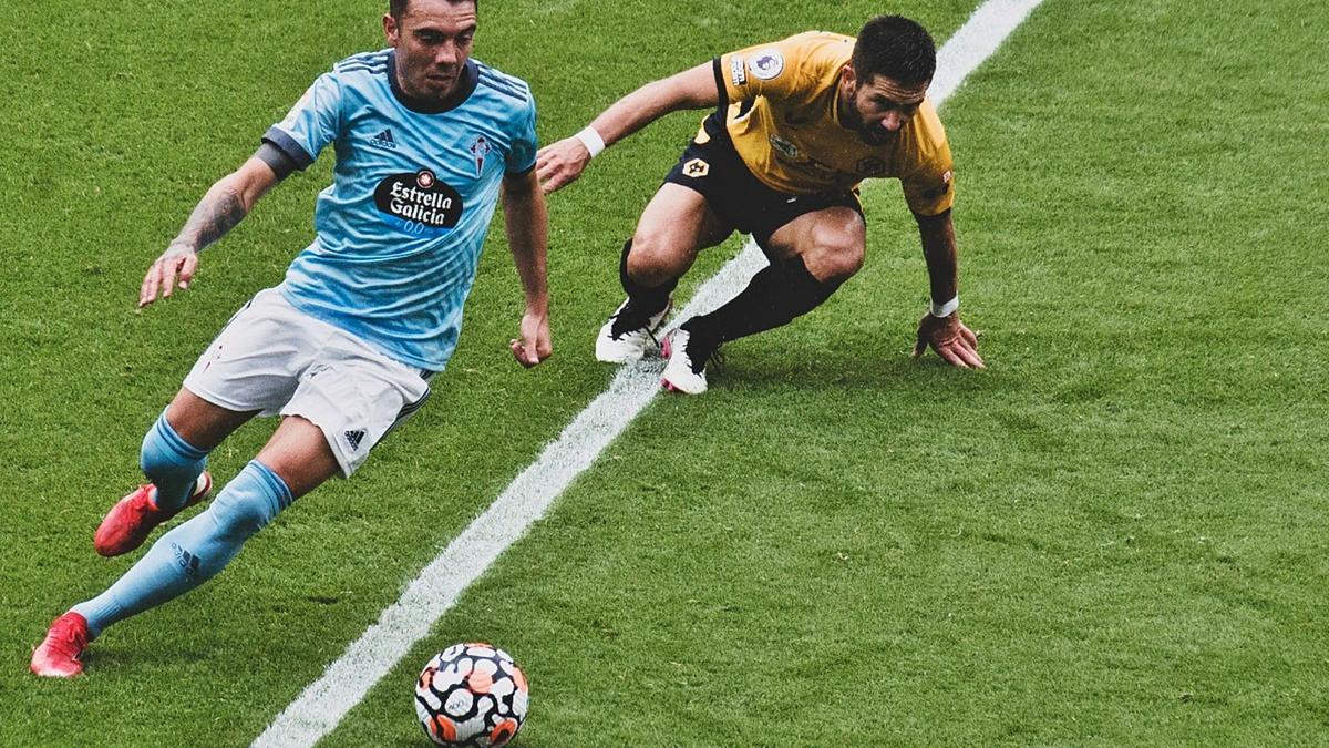 Iago Aspas conduce el balón tras dejar atrás a un jugador del Wolverhampton, el sábado en el Molineux Stadium. // RCCV