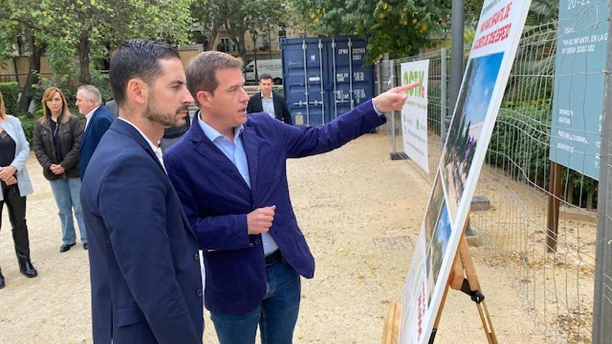 Cerdà muestra a Bielsa detalles de la obra en la Glorieta, en la visita a Xàtiva.