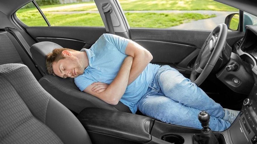 ¿Dormir o acampar en el coche? La DGT aclara cuál es la normativa para poder dormir en el coche sin que te multen