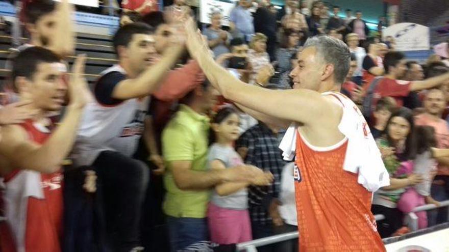 Román Montañez saluda els aficionats del Congost al final del partit