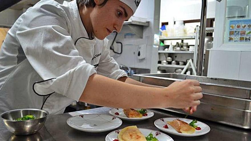 Los hosteleros prepararon ayer las tapas para la cata ciega en la cocina del Parador.