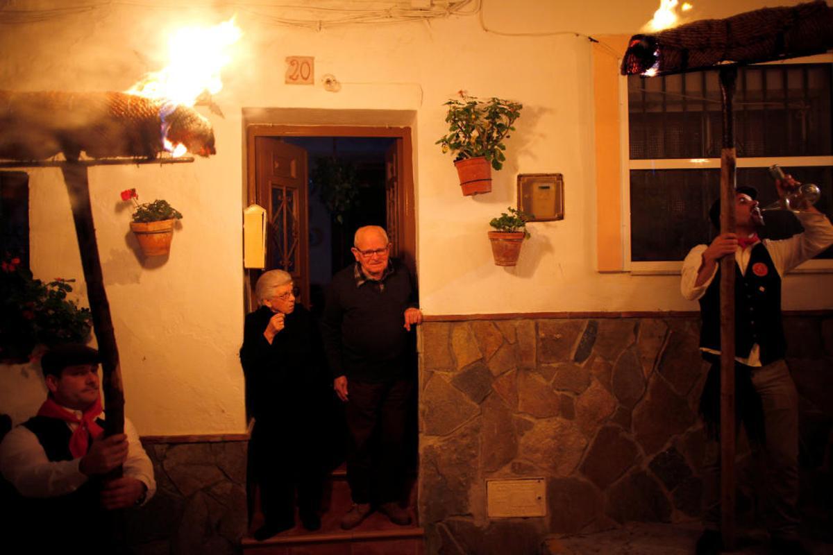 La localidad de la Sierra de las Nieves se llena de luz debido a la quema de los rondeles, antiguos capachos de esparto que se usaban en las prensas de los molinos de aceite para molturar la aceituna.