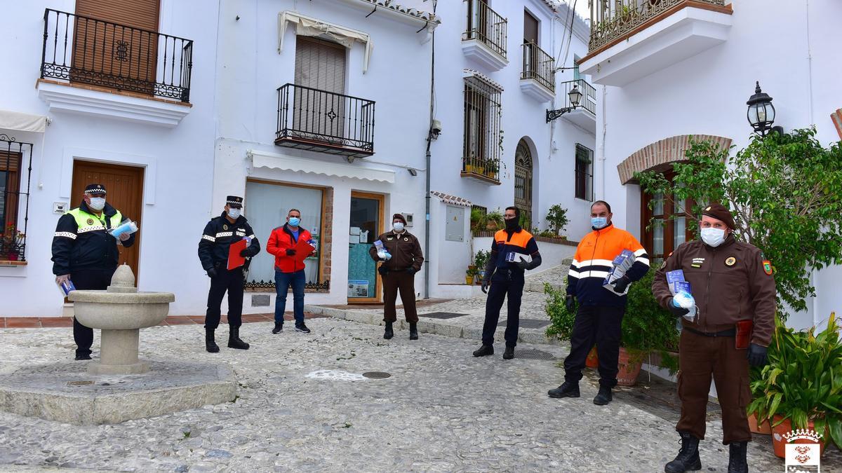 El alcalde de Frigiliana, Alejandro Herrero, con varios voluntarios en un campaña de reparto de mascarillas.