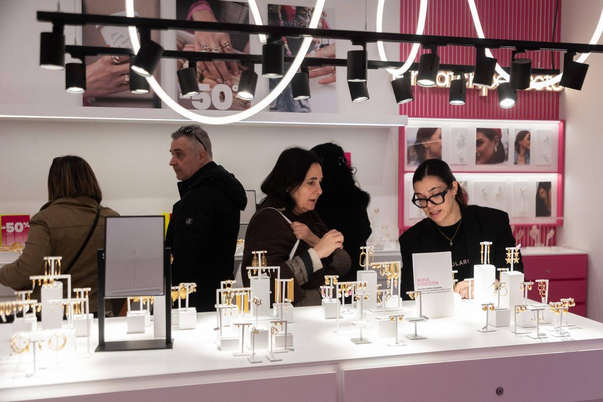 Clientes en una de las tiendas de Singularu en València.