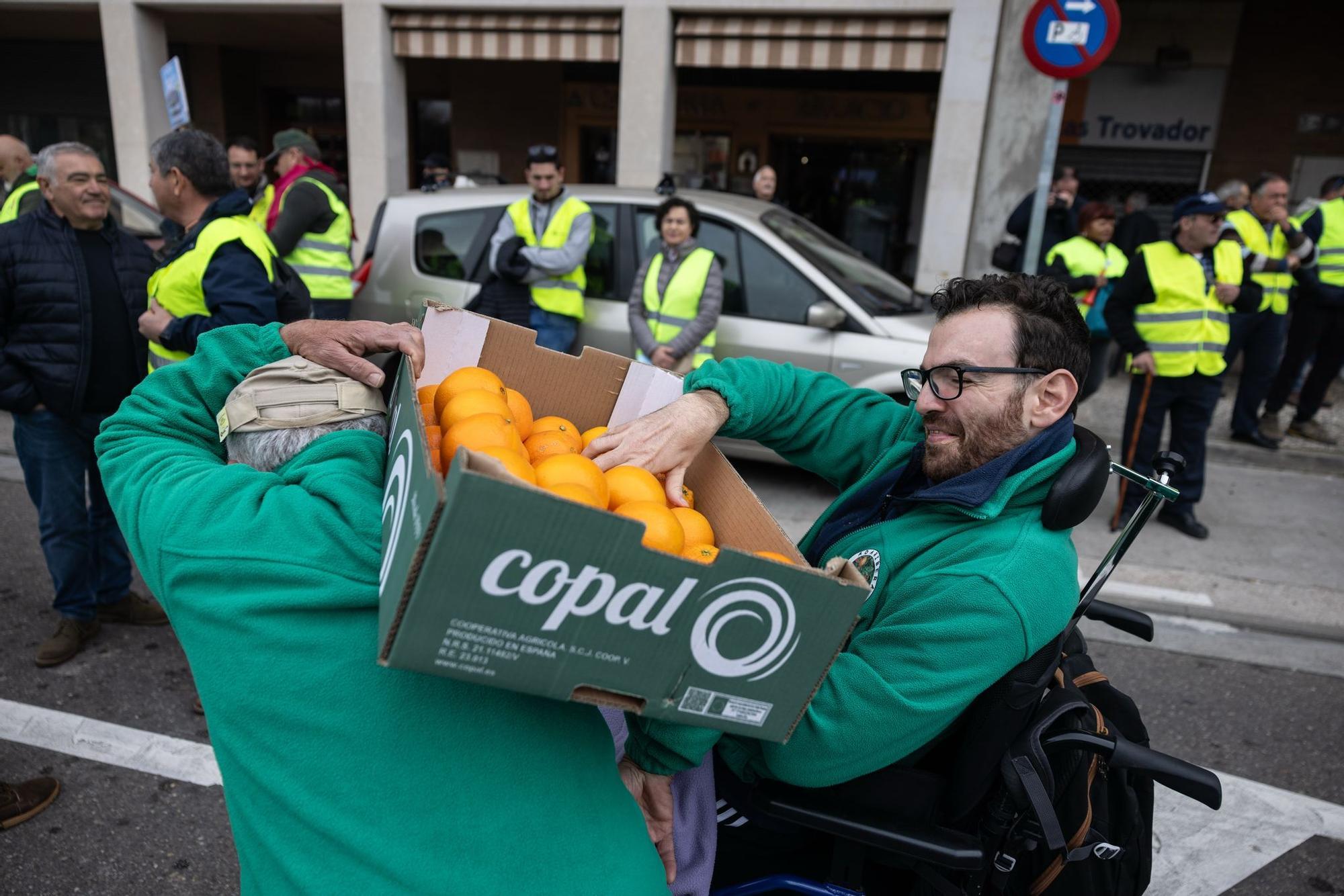 En imágenes | Los agricultores vuelven a las puertas de La Aljafería para protestar