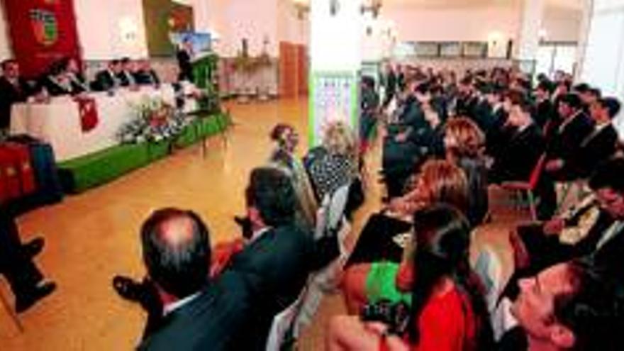 Acto de imposición de becas a los alumnos de la XXXII promoción del colegio pacense El Tomillar