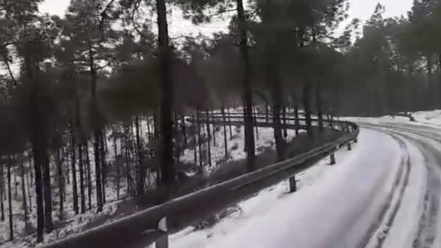 La cumbre de Gran Canaria amanece nevada