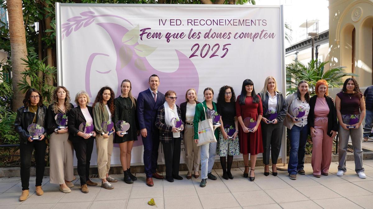 La Diputación de Valencia ha reconocido el trabajo, el talento y la fuerza de 12 mujeres rurales en la IV edición de los premios ‘Hacemos que las Mujeres Cuenten’.