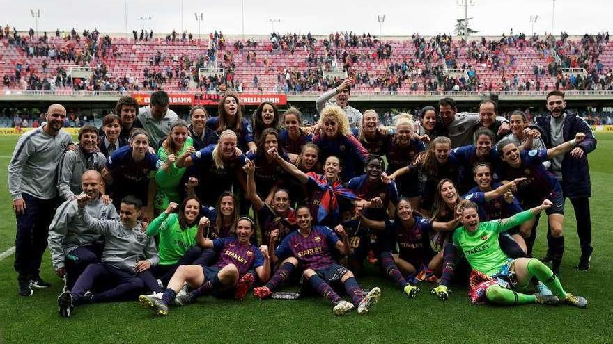 Jugadoras y cuerpo técnico del Barça festejan en el Miniestadi su clasificación para la final. // A. Estévez