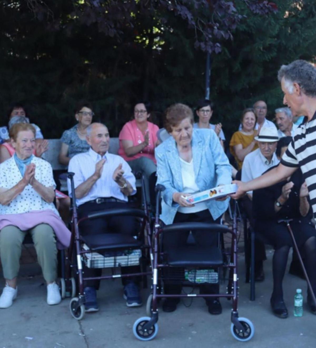 Gran participación en los festejos patronales de Burganes, donde no ha faltado el homenaje a mayores de 85