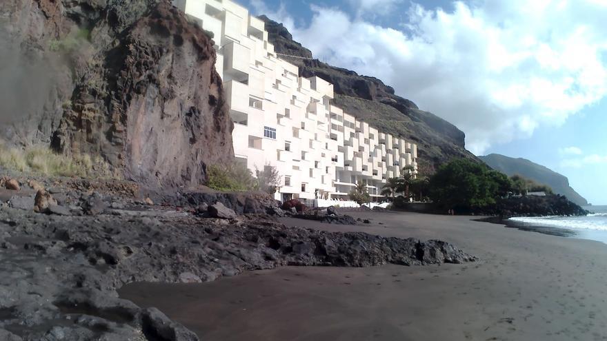 Hallan el cadáver de un delfín en una playa de Santa Cruz de Tenerife