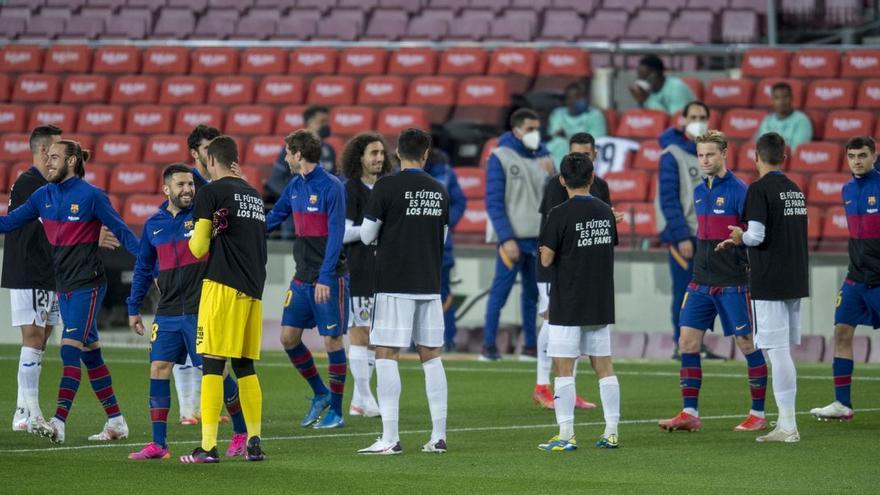 Los jugadores del Getafe, en el Camp Nou, con camisetas contrarias a la Superliga.