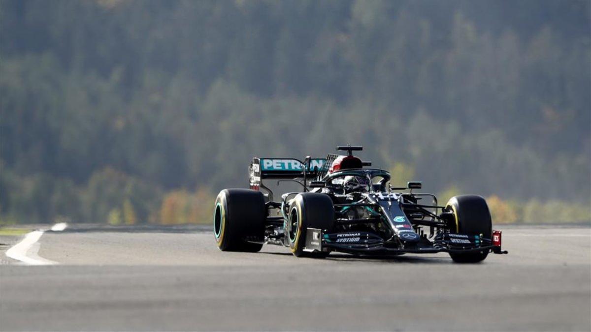Lewis Hamilton, en acción con el Mercedes