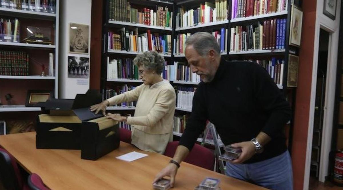 Trini García-Herrera y José María de las Peñas en el Archivo de la Agrupación de Cofradías.