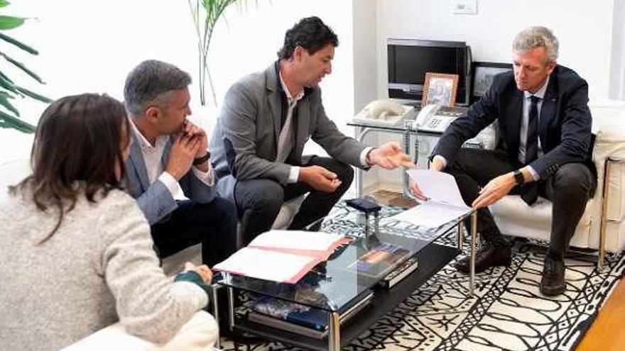 Rebeca González, Francisco Domínguez y Manuel Castro, de Aemos, reunidos con el vicepresidente de la Xunta, Alfonso Rueda. // D.P.