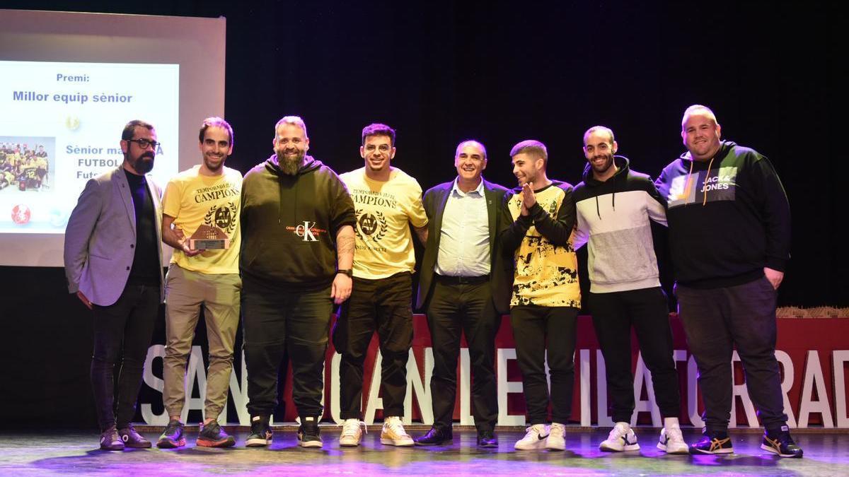 Els representants del Futsal Athletic Vilatorrada, amb el regidor Clotet i l'alcalde Solernou