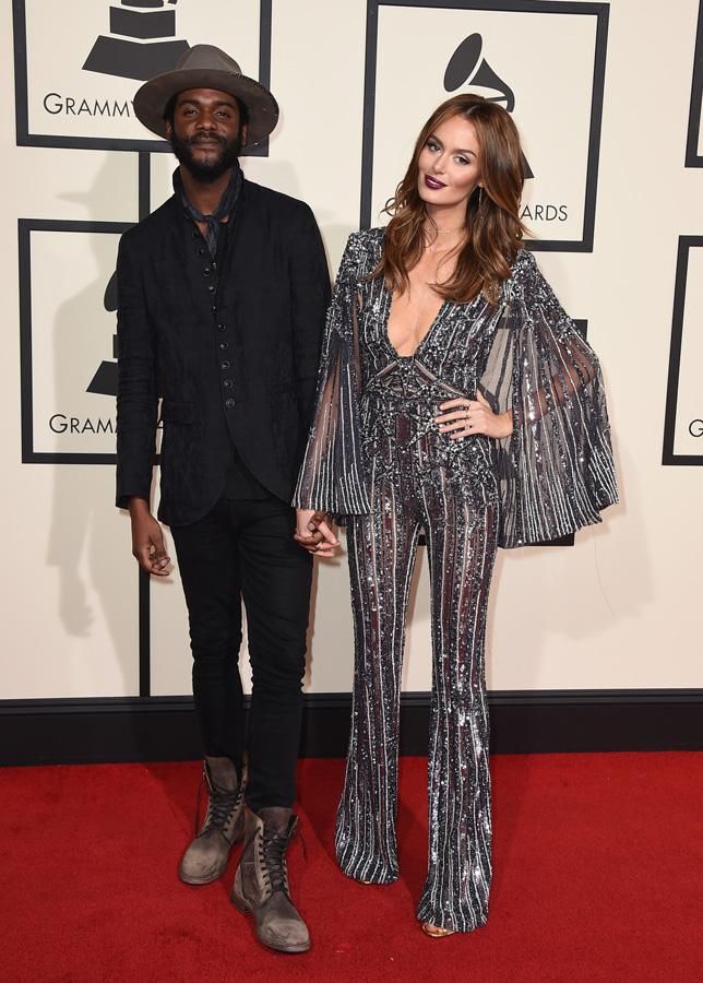 Premios Grammy 2016: Gary Clarck y Nicole Triunfo con mono de Zuhair Murad