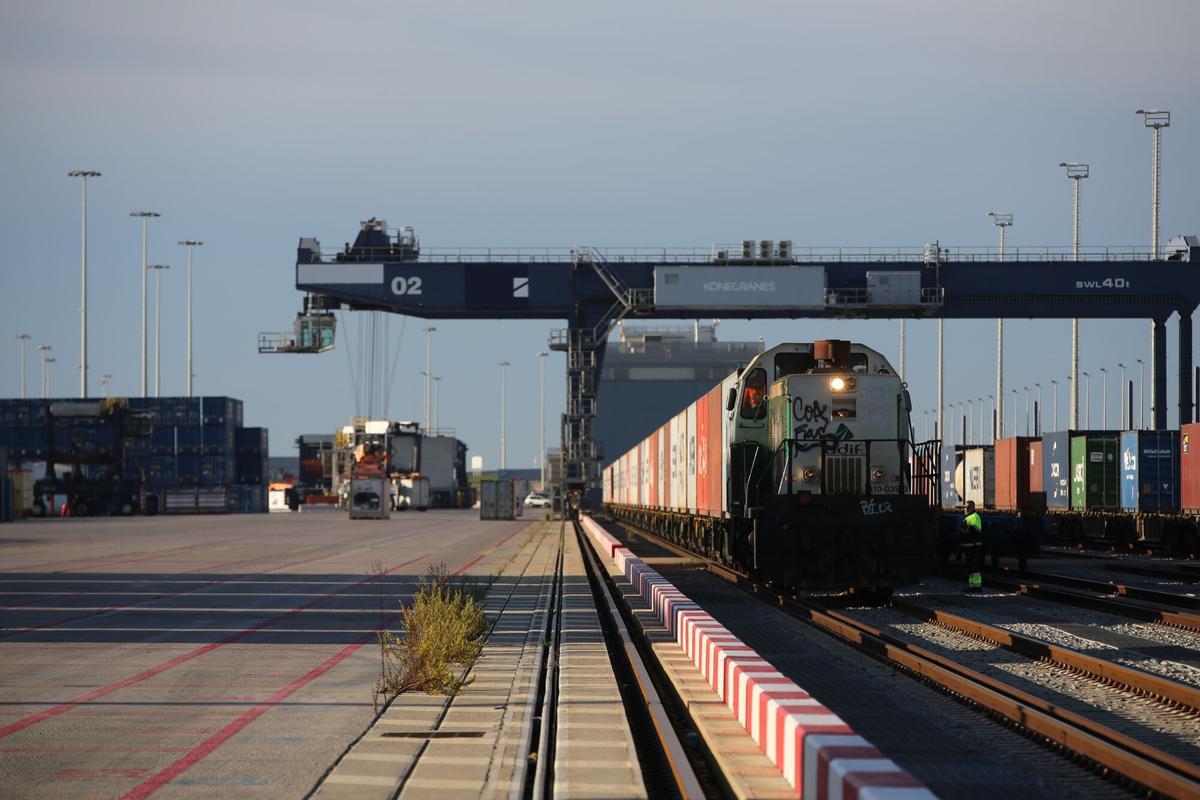 BARCELONA 08/11/2023 Economía. El Puerto de Barcelona presenta el nuevo servicio ferroviario directo de mercancías, que conectará el Puerto de Barcelona con las ciudades francesas de Toulouse y Lyon. En la Terminal BEST, Puerto de Barcelona. FOTO DE RICARD CUGAT