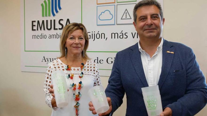 Pilar Vázquez y Esteban Aparicio, ayer, en la sede de Emulsa.