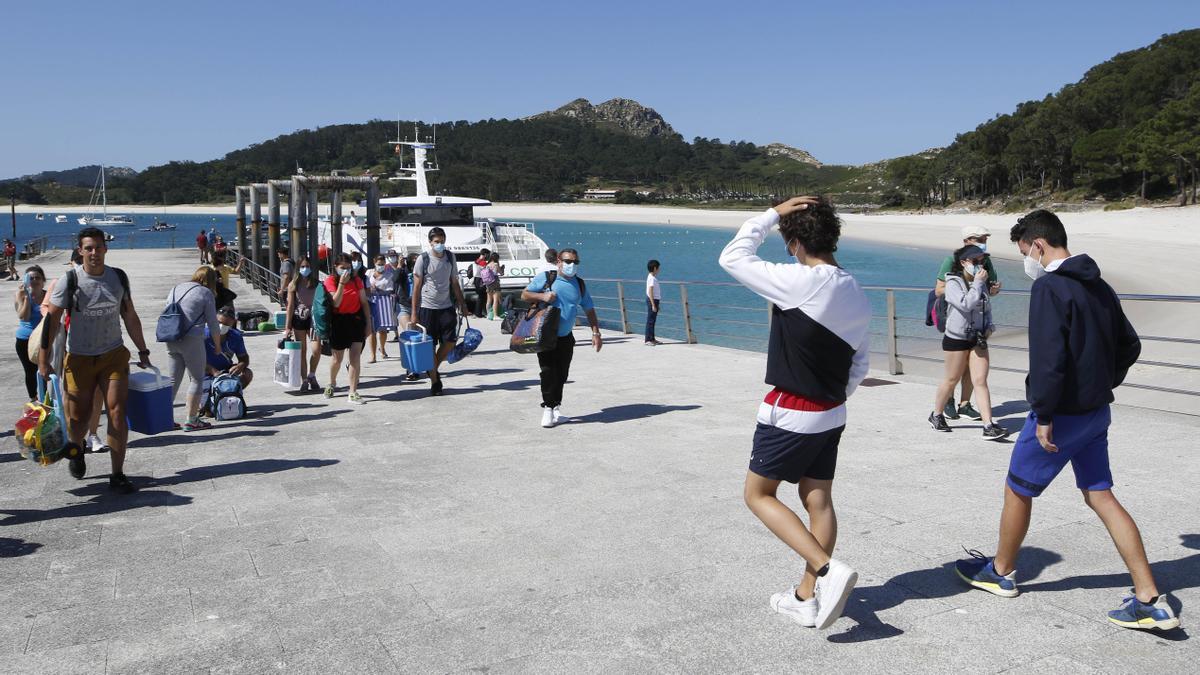 Viajeros llegando a las Islas Cíes.