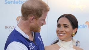 El príncipe Harry de Gran Bretaña, izquierda, y su esposa Meghan Markle, duquesa de Sussex, durante la ceremonia de entrega de premios del Royal Salute Polo Challenge 2024.