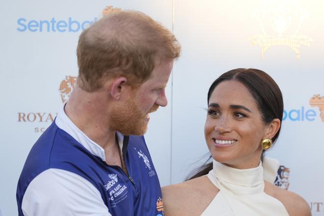 El príncipe Harry de Gran Bretaña, izquierda, y su esposa Meghan Markle, duquesa de Sussex, durante la ceremonia de entrega de premios del Royal Salute Polo Challenge 2024.