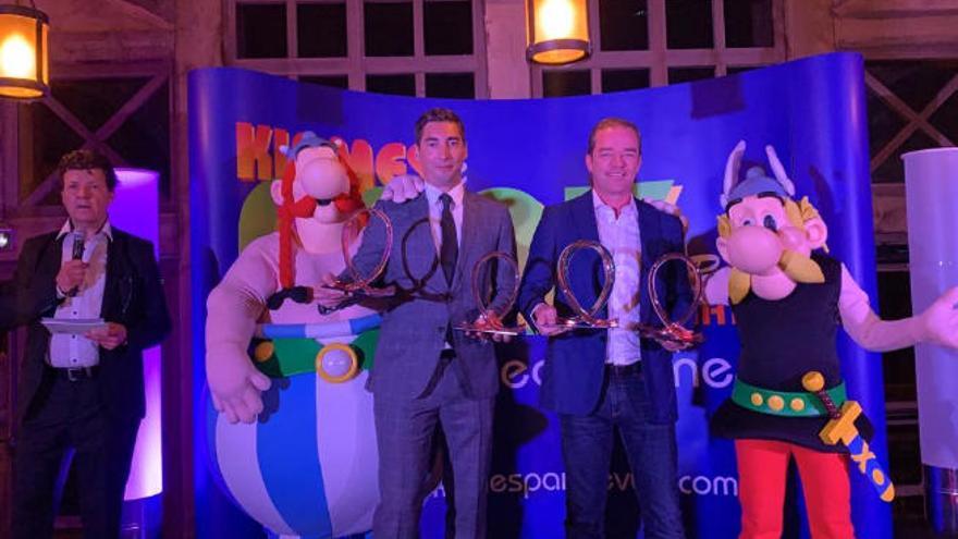 Representantes de Siam Park muestran los premios conquistados en París.