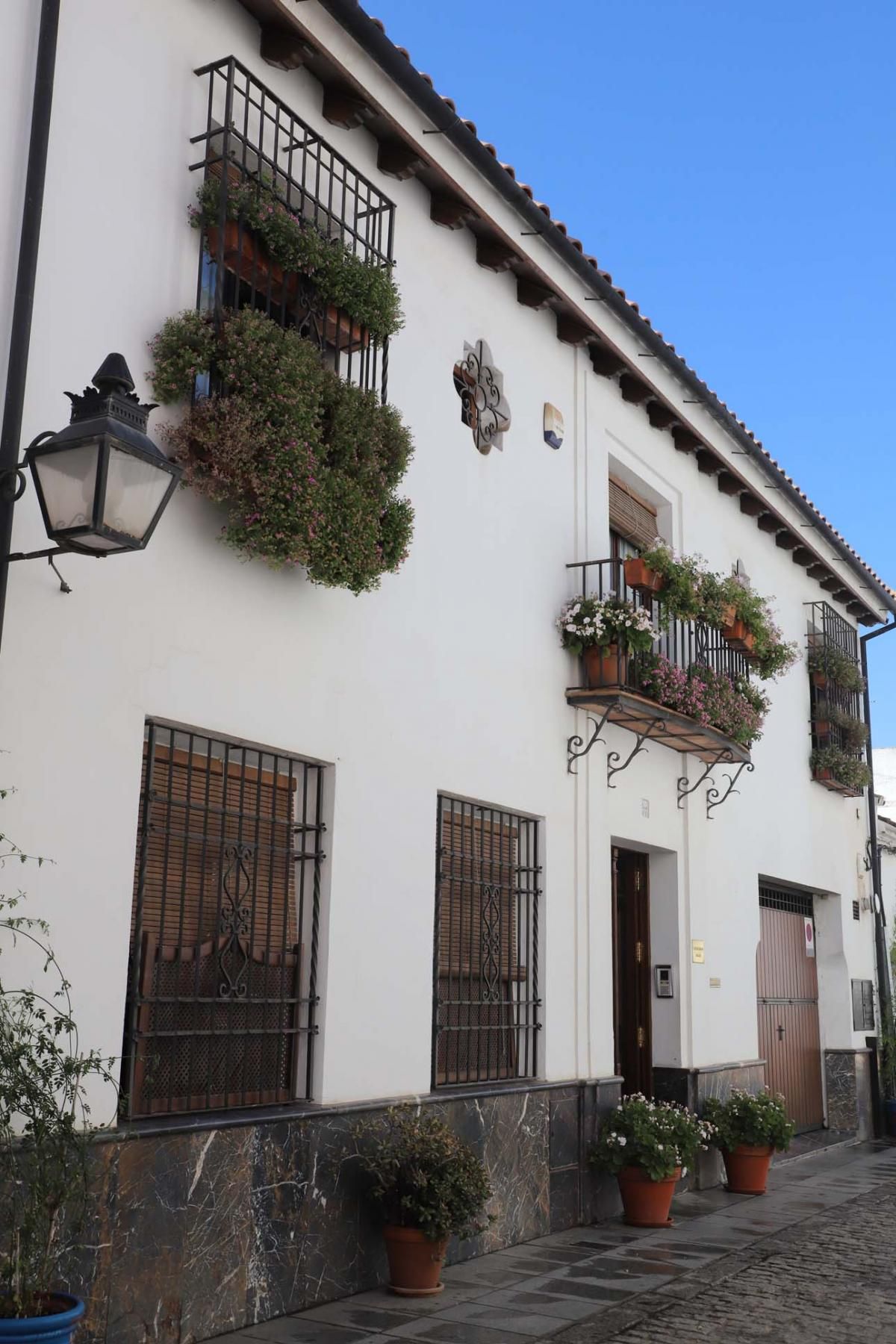 Rejas y balcones en junio