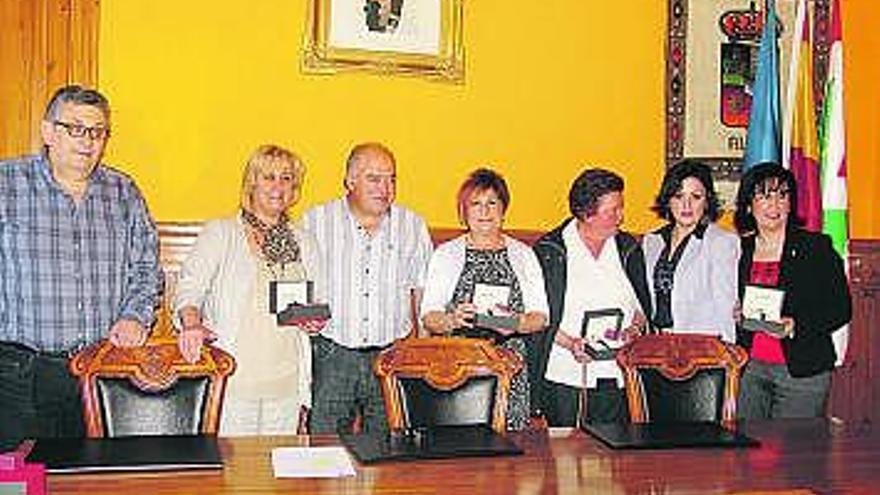 El alcalde de Aller, tercero por la izquierda, junto a los trabajadores premiados.