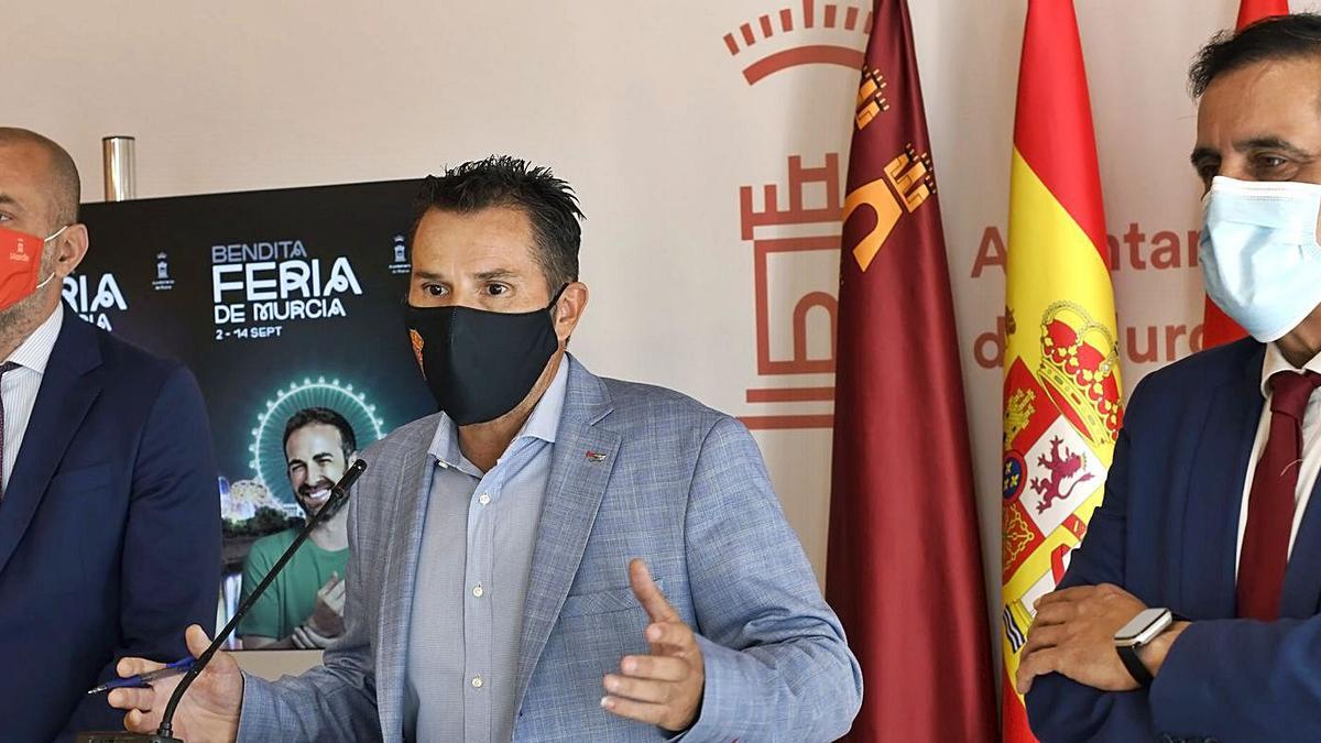 Mario Gómez (c), rodeado por el alcalde Serrano (d) y Pedro García Rex. | AYTO. MURCIA