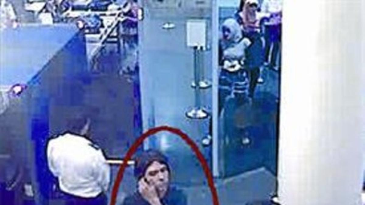 Magnotta, en el aeropuerto de París en una foto distribuida por Interpol.