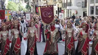 Los Moros y Cristianos campan entre multitudes por València