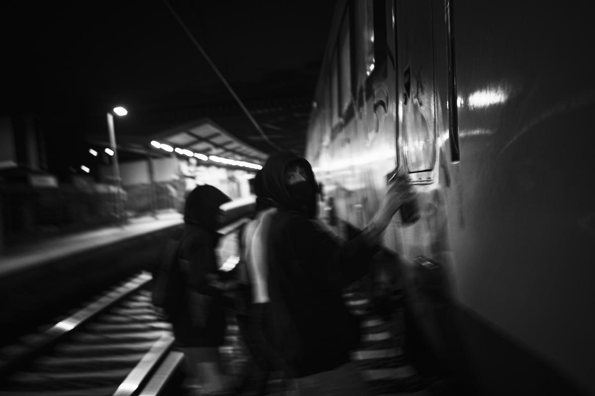 R. pinta un tren de Renfe en una estación a las afueras de Barcelona junto al resto de su “crew” después de tirar de la palanca de frenado de emergencia.