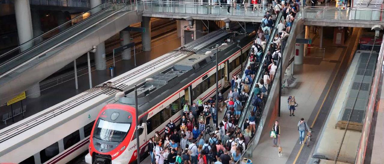 Usuarios del servicio de Cercanías abandonan un tren a su llegada a la estación de Castelló.