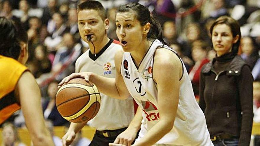 Anna Carbó, amb Caula al fons, en la primera temporada de l&#039;Uni a Lliga Femenina-1 (2008/09).