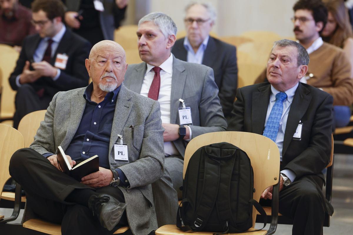 Marcelino Martín Blas (i), antiguo responsable de Asuntos Internos, sentado en el banquillo de la Audiencia Nacional