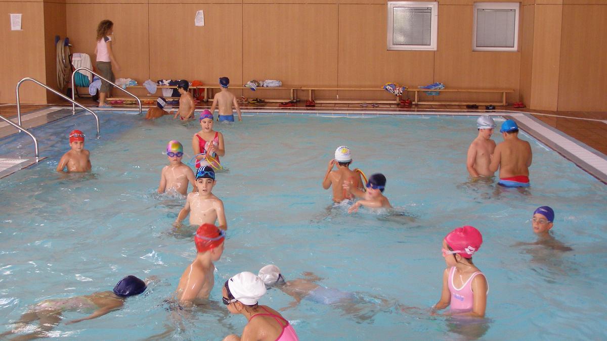 Un grupo de pequeños durante una clase de natación en las piscinas del Complejo Deportivo Felipe VI.